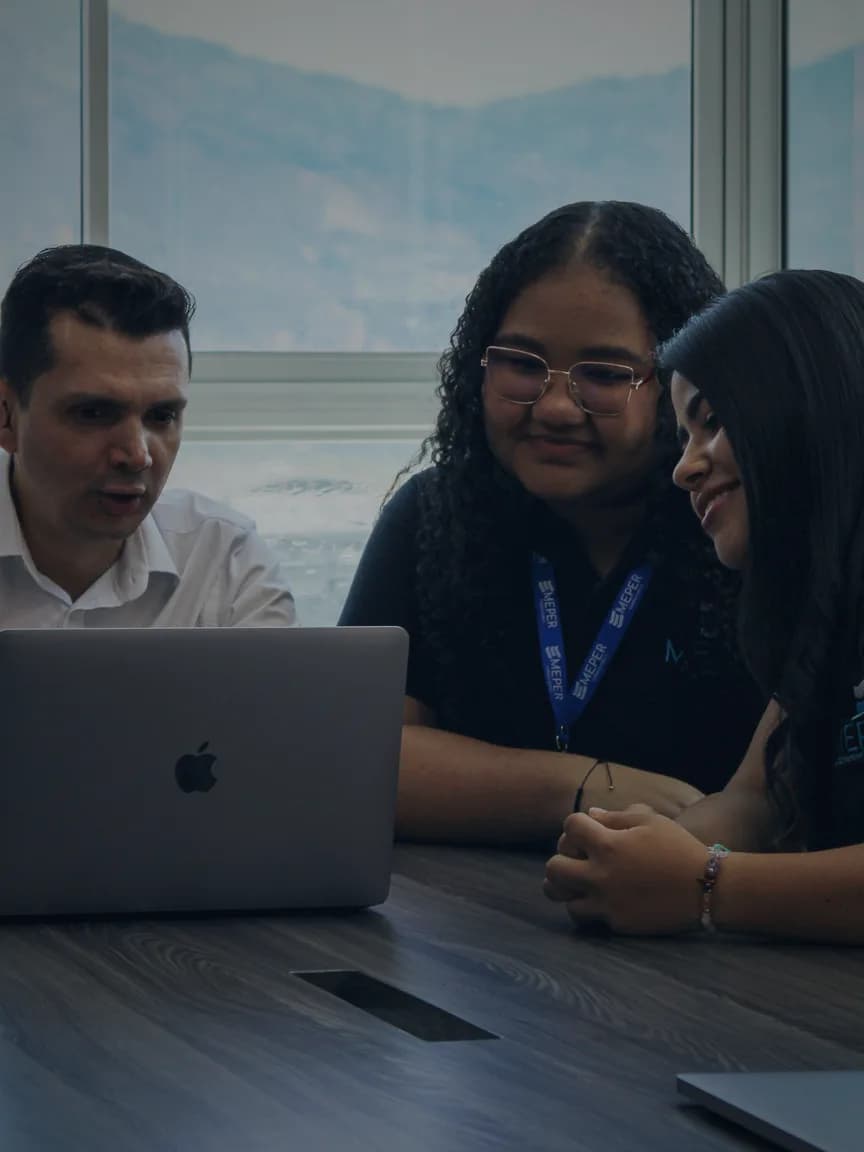 Consultora de MEPER revisando documentación con atención y discreción