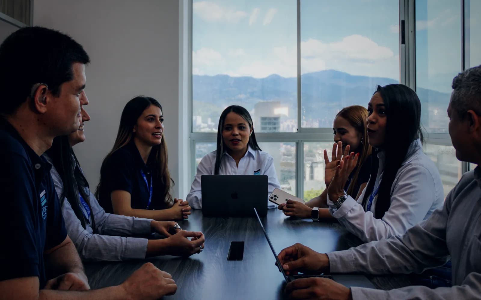 Equipo de MEPER en sesión de trabajo sobre un sistema de gestión, en su oficina de Medellín