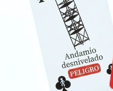 Carta de andamio desnivelado marcada como peligro