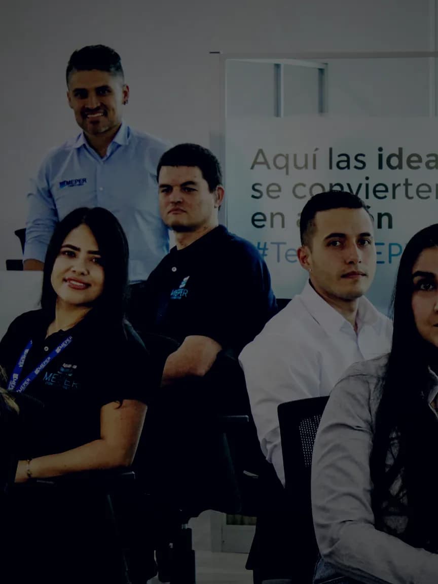 Equipo de MEPER Consultores en su oficina, junto al muro de cultura #TeamMEPER
